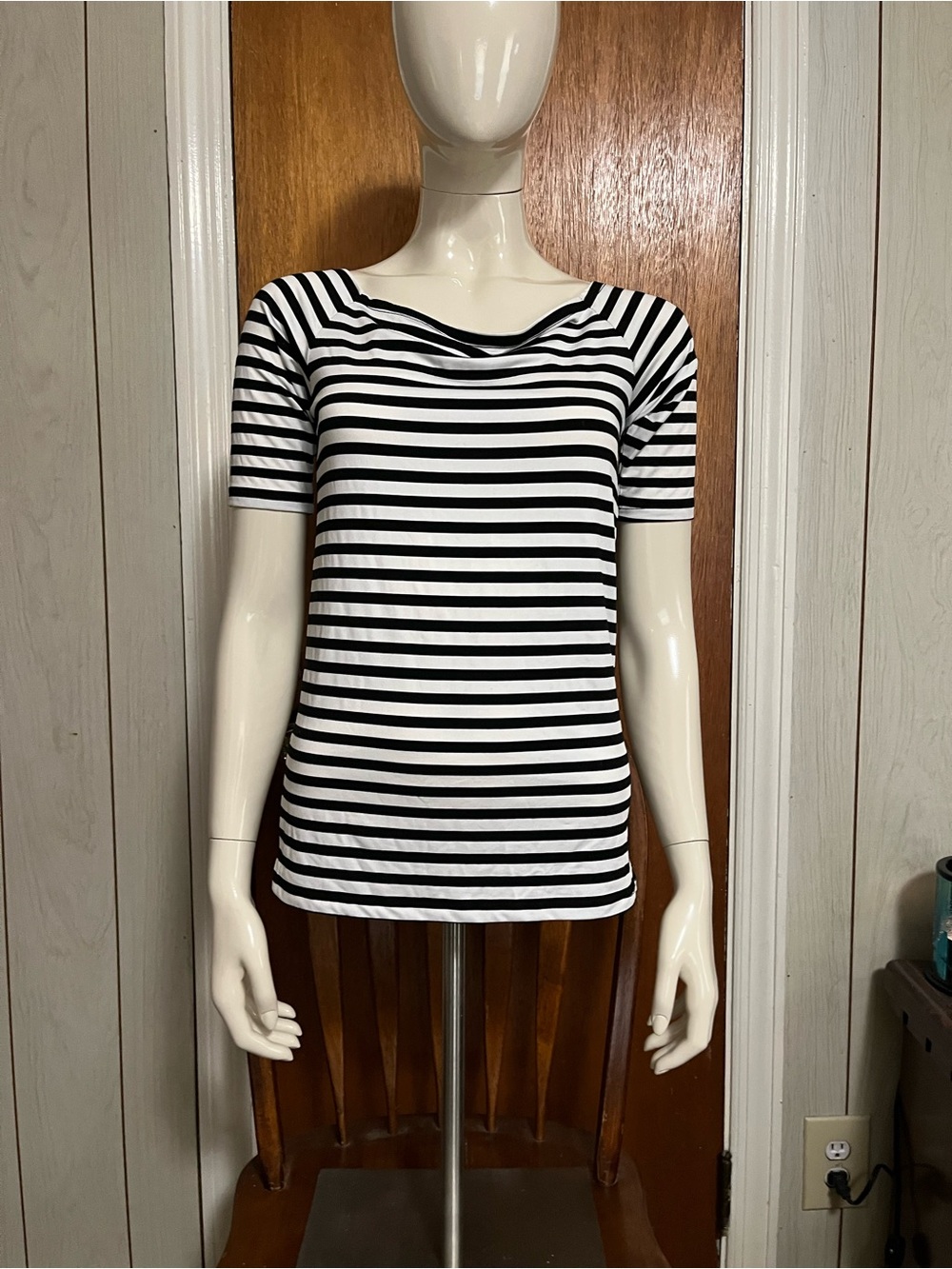 Striped Short-Sleeve Scoop Neck Tee in Black and White